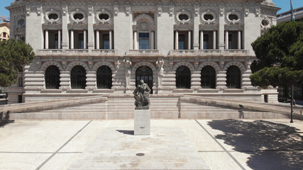 Obraz premium The Porto City Hall (Câmara Municipal) is perched atop the Avenida dos Aliados, or the Avenue of the Allies in Porto, Portugal. Garrett monument in Aliados Square.