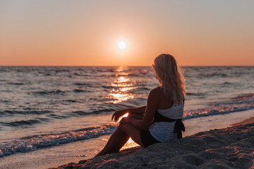 Fototapeta premium woman on the beach at sunset