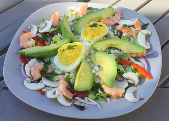 assiette de riz, avocat ,crevette champignon ,et oeuf
