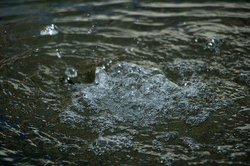 Wasser fließt aus dem Brunnen und es bilden sich Wasserwellen