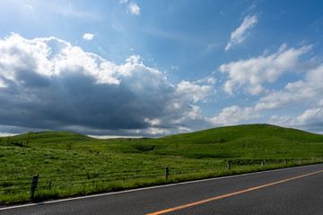 カルスト台地に広がる草原