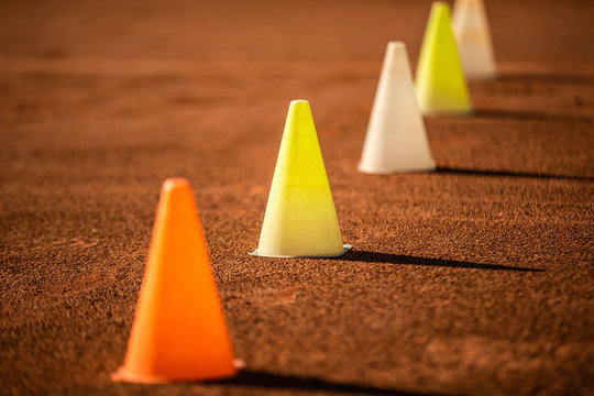 des plots color&eacute;s sur un terrain de tennis 