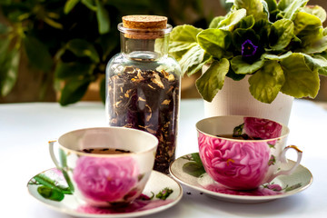 Cup of tea. Large tea leaves in a Cup. A can of tea. Large-leaf tea with fruit. 