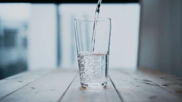 グラスに水を注ぐ
