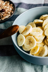 Bananes coupées dans un bol - Goûter sain