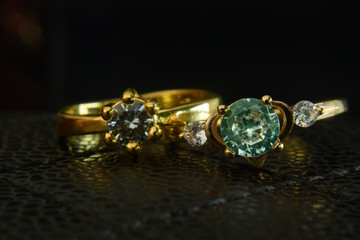 Gems and jewelry are gold rings.
Set with luxurious diamonds For a wedding ring