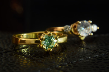 Gems and jewelry are gold rings.
Set with luxurious diamonds For a wedding ring