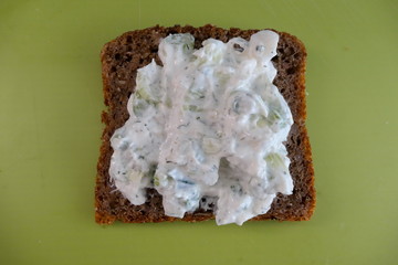 Whole grain bread with cream cheese and spring onions, a heathy snack.