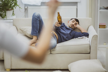 Obraz premium A wife found her husband drunk in the room.