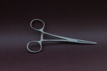 pinza de acero inoxidable para procedimientos quir&uacute;rgicos