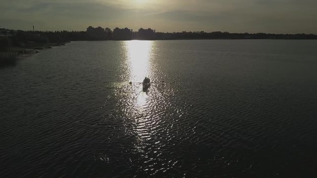 Sun reflection on a lagoon with a person in a boat in buenos aires city
Reflejo de Sol en una laguna con una persona andando en bote en la ciudad de Buenos Aires