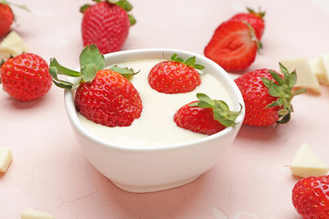 Bowl with tasty strawberry and melted chocolate on color background