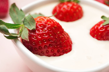 Bowl with tasty strawberry and melted chocolate, closeup