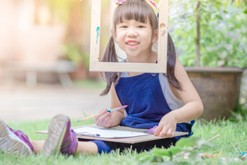 Close up background view Of cute girls drawing pictures for learning, artistic marketing concepts or studying during the semester outside the classroom