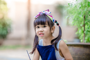 Close up background view Of cute girls drawing pictures for learning, artistic marketing concepts or studying during the semester outside the classroom