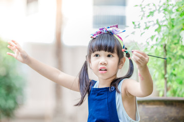 Close up background view Of cute girls drawing pictures for learning, artistic marketing concepts or studying during the semester outside the classroom