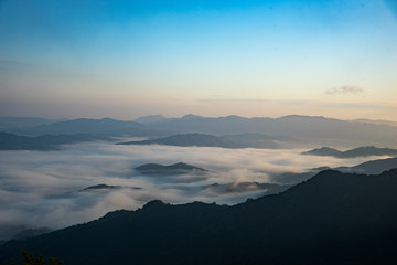 Fototapeta na wymiar 京都・大江山新緑の山影に尾根からの朝もやと雲海