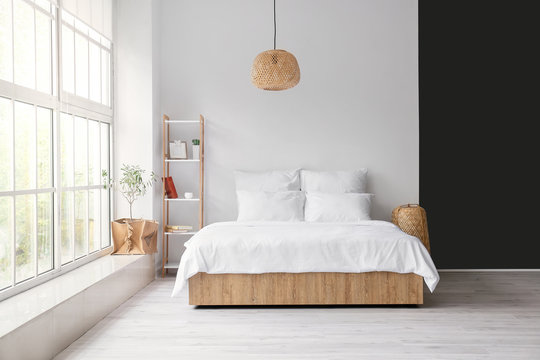 Simple bedroom outlet