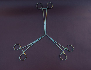 pinza quirúrgica de acero inoxidable acomodadas de manera peculiar - herramientas de cirugia