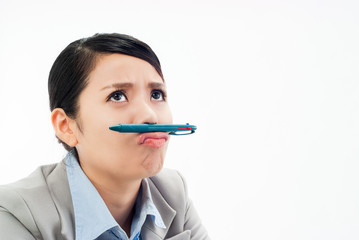 ペンを挟んで考えてる日本人女性