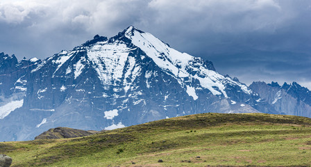 Fototapeta premium vista a las montañas en el parque Torres del Paine, Chile 2020