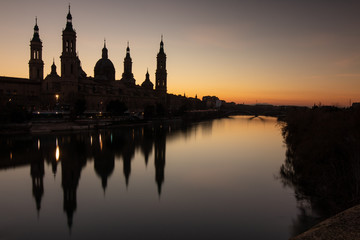 Fototapeta na wymiar Pilar basilica in Zaragoza with the Ebro river 