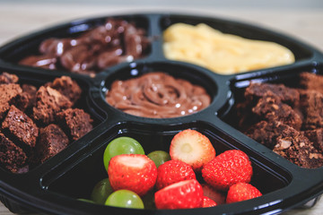 Petiscos chocolate frutas