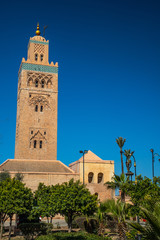 Obraz premium view of Koutoubia Mosque (Kutubiyya or Jami' al-Kutubiyah Mosque) the largest mosque located in the medina quarter of Marrakesh, Morocco