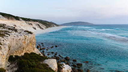 Obraz premium Beautiful sunset over the nine-mile beach in Esperance, Western Australia. 
