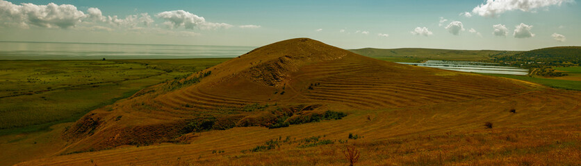 Obraz premium hill on the arid plain at the end of autumn