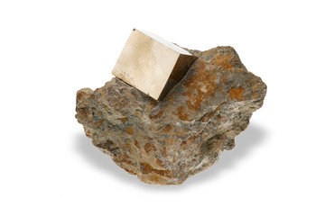 Pirita mineral aislado sobre fondo blanco