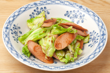 魚肉ソーセージとキャベツの炒め物