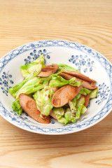 魚肉ソーセージとキャベツの炒め物
