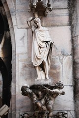 Viele Relieffiguren zieren das Hauptportal des Mailänder Domes. © Theresia Karanitsch