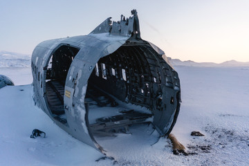 Flugzeugwrack in Island bei Sonnenaufgang
