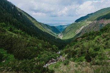 Fototapeta na wymiar landscape view fromf Transfagaras Highway, beautiful landscape of Romania