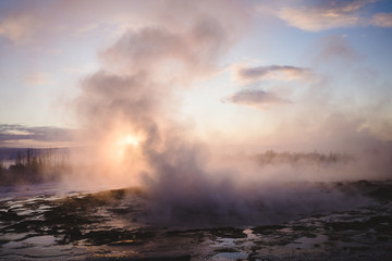 Fototapeta premium Geysir Strokkur in Island beim Ausbruch bei Sonnenaufgang
