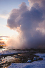 Geysir Strokkur in Island beim Ausbruch bei Sonnenaufgang