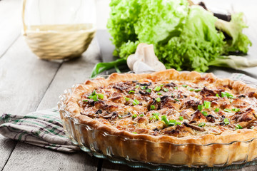 Tart with chicken, mushrooms and cheese