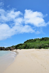 白い砂浜のビーチと青空／沖縄県