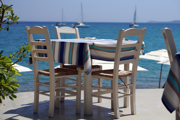 Table of a restaurant with a sea view in Finikounda