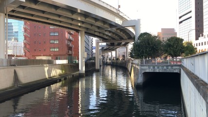 首都高速道路と神田川
