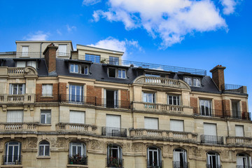 Fototapeta na wymiar facade of a building in paris france