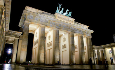 Obraz premium Brandenburg Gate at night in Berlín 