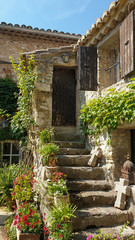 Kamienne schody prowadzące do drzwi starego domu na terenie winnicy w Prowansji we Francji.
