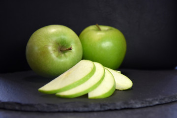grüner Apfel auf dunkler Hintergrund