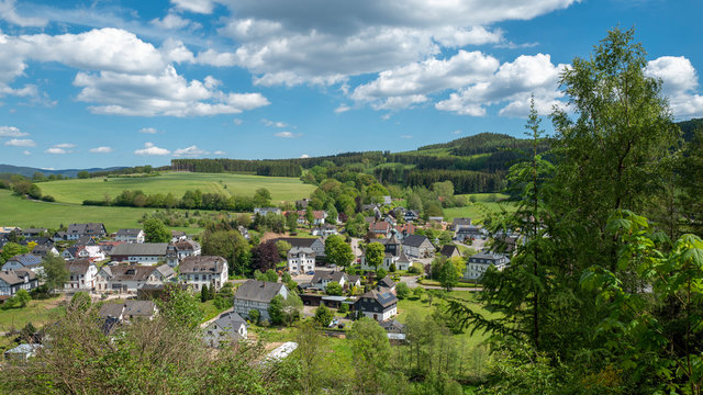 Wundersch&ouml;ne Ortschaft mit Kirche im Sauerland