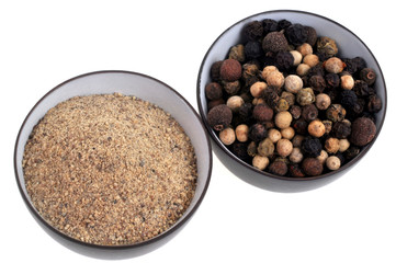 Ramequin de poivre blanc et ramequin de poivre en grains en gros plan sur fond blanc