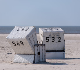 Strandkorb auf einem Sandstrand an der Nordsee 
