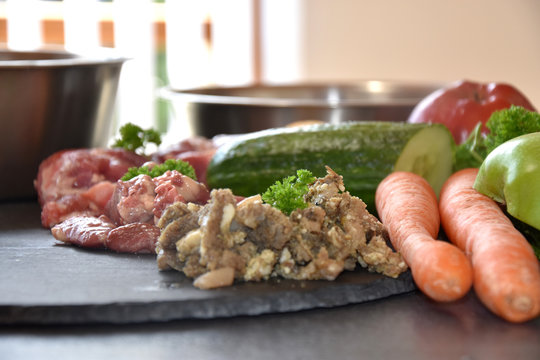 BARF - Rohfleisch Futter f&uuml;r Hunde und Katzen - Organic Raw Food for Dogs - Frischfleisch mit Gem&uuml;se und Napf